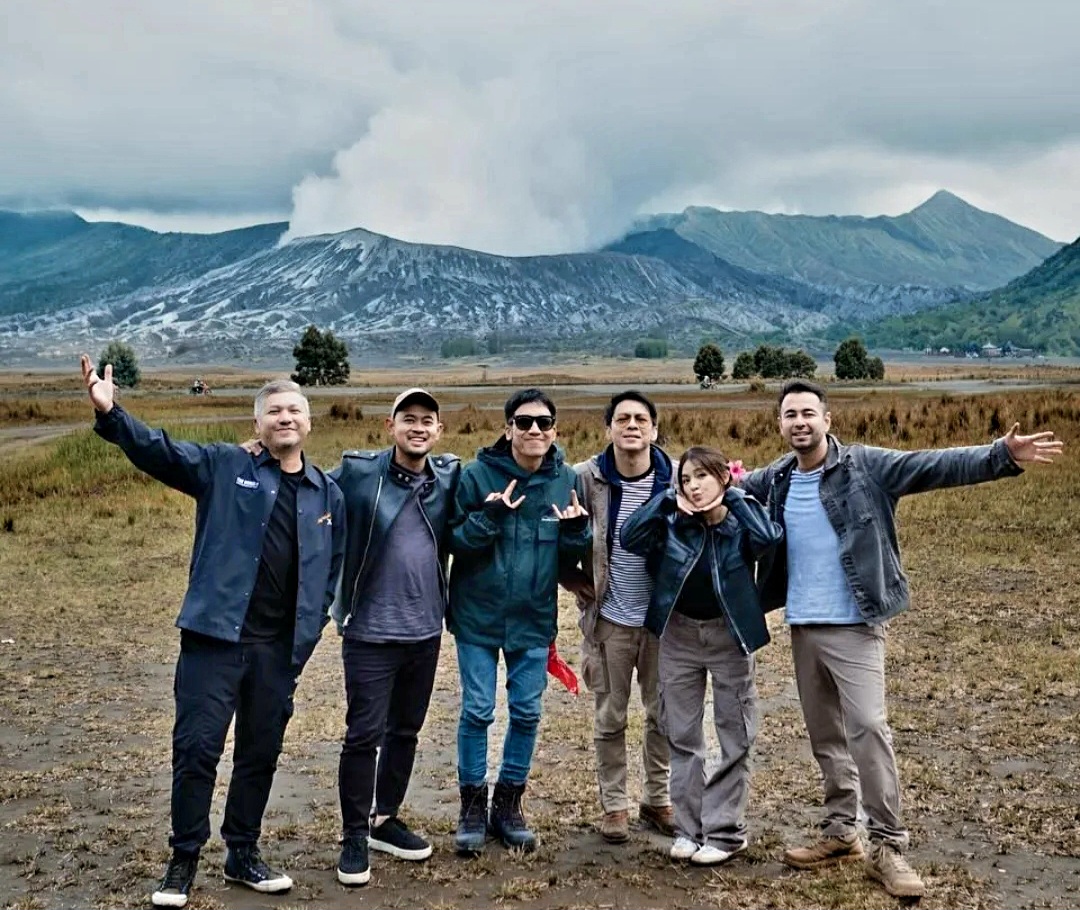The Dudas Minus One bersama Gilang Juragan 99 menikmati keindahan Bromo.