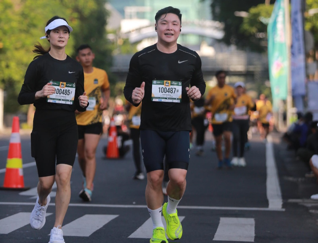 Lari bersama pasangan atau yang dikenal dengan istilah couple run kini menjadi tren gaya hidup sehat.