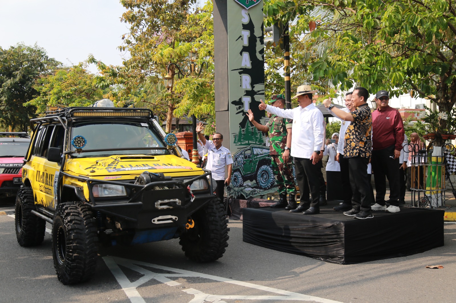 Wali Kota Maidi melepas peserta MOX Lawu Wilis 2025 di Kota Madiun. Event ini eksplor wisata Madiun Raya lewat jalur off-road. FOTO: BAGAS BIMANTARA/RADAR MADIUN