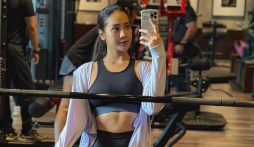 Anya Geraldine olahraga di gym.