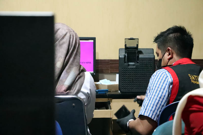 CARI BUKTI: Kejari Ponorogo mengamankan dua boks dokumen hasil penggeledahan Kantor Dispendukcapil selama tujuh jam hari Selasa 27 Mei 2025 lalu. &nbsp;