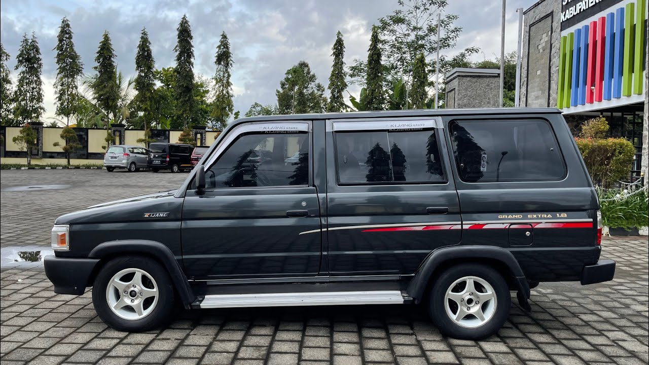 Kijang Grand Extra LGX tampil modern dengan mesin 1.8L dan bodi panjang, favorit keluarga menengah ke atas.