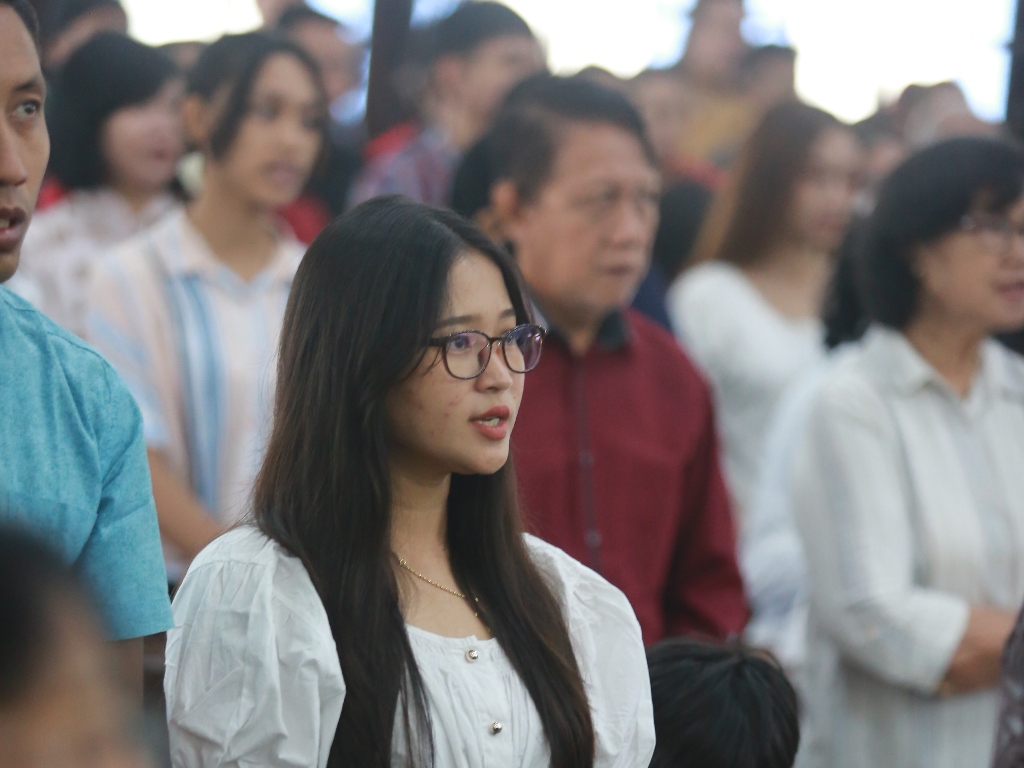 KHIDMAT: Ratusan umat Khatolik mengikuti perayaan misa Hari Kenaikan Yesus Kristus di Gejera Materi Dei, Kota Madiun, Kamis 29 Mei 2025.