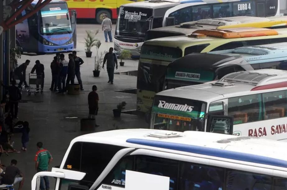 Suasana di Terminal Pulo Gebang, Jakarta.