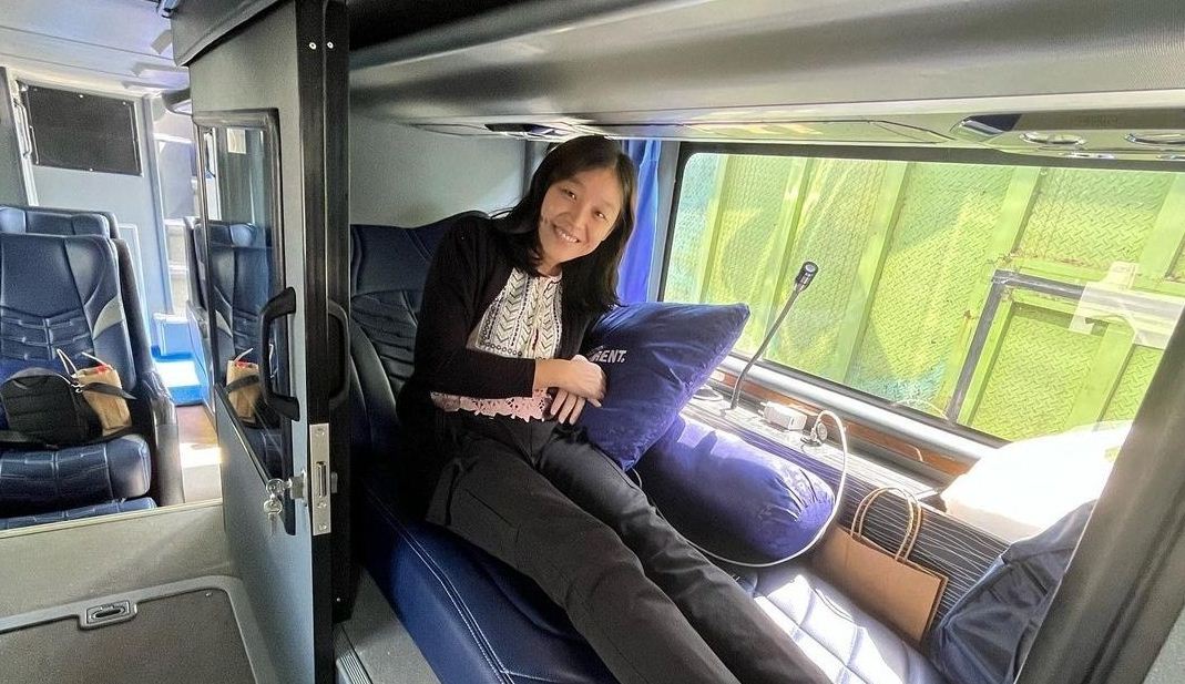 Interior sleeper bus Unicorn Indorent yang melayani rute Jakarta-Yogyakarta.