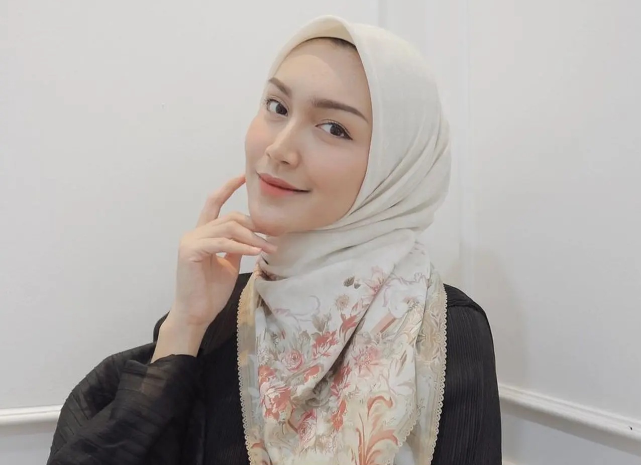 Ilustrasi rekomendasi hijab segi empat salah satunya Elzatta.