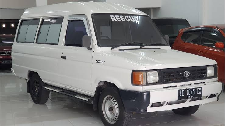 Kijang Kotak dicat putih, ditempeli stiker Puskesmas, langsung sah jadi ambulans.