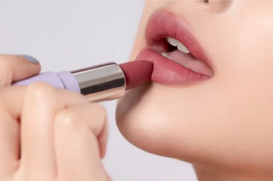 Ilustrasi menggunakan lipstik matte agar tidak menggumpal di bibir.