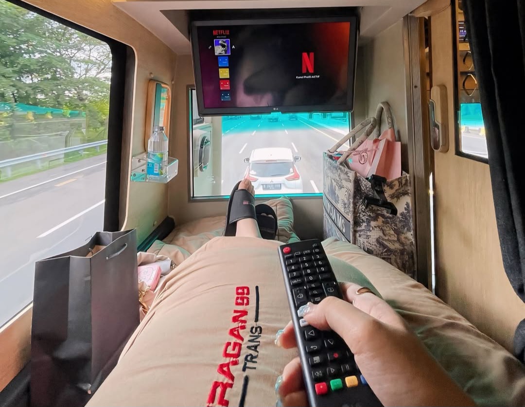 Kabin luas dilengkapi TV menambah nyaman perjalanan bersama Juragan 99 trans.
