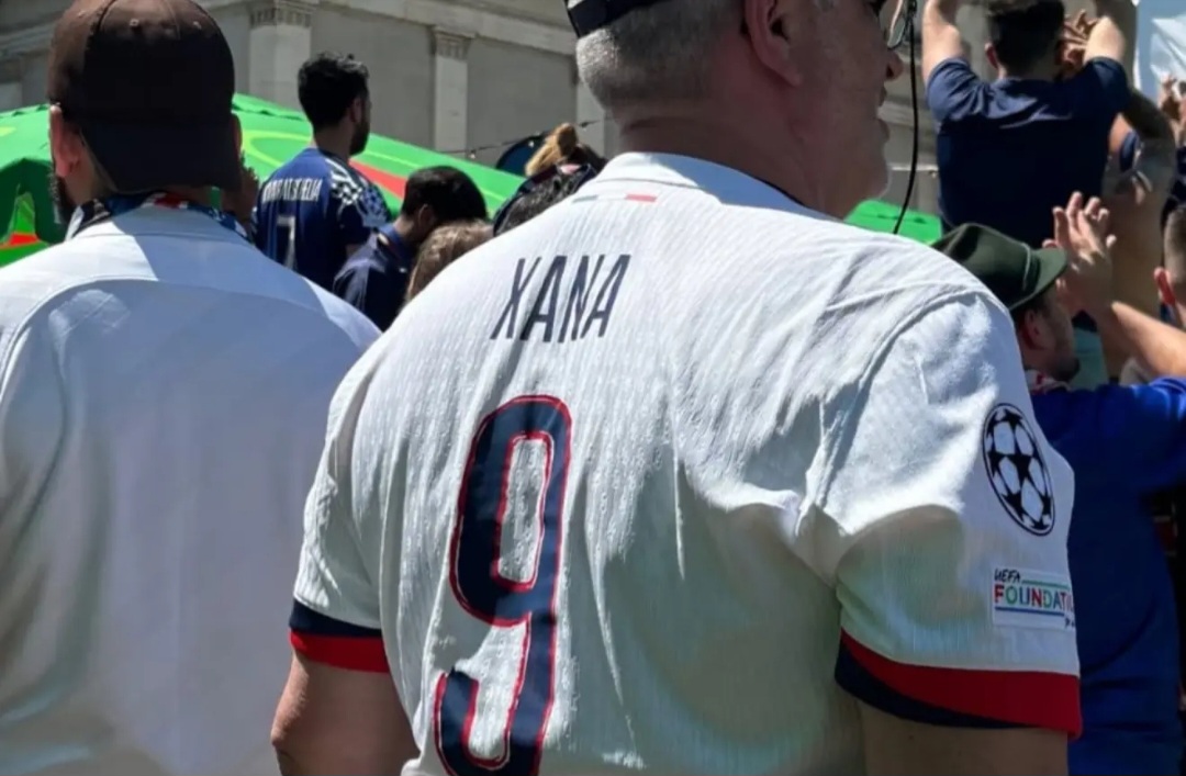 Sira Martinez diakun Instagramnya mengunggah foto fans mengenakan jersey PSG berama Xana.