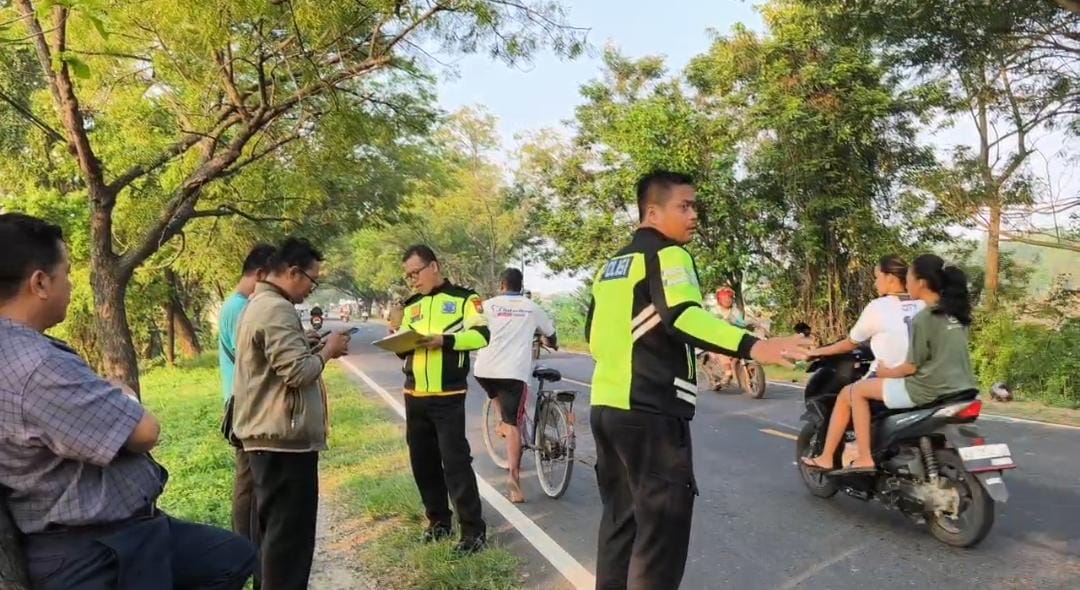 Polisi menggelar olah TKP di lokasi kecelakaan beruntun yang menewaskan pejalan kaki di Karangrejo, Magetan.