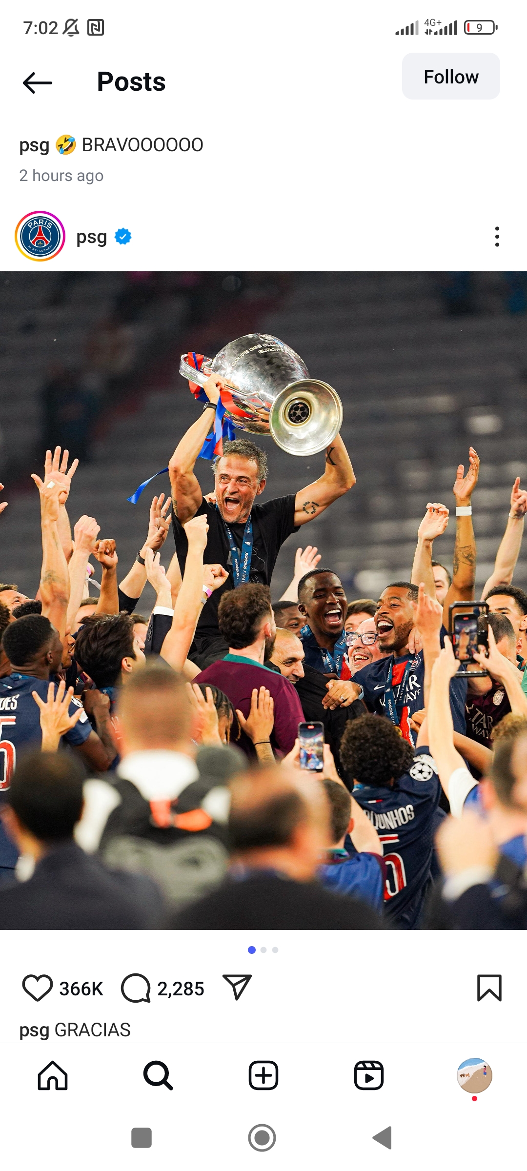 Pelatih PSG mengangkat trofi UCL.