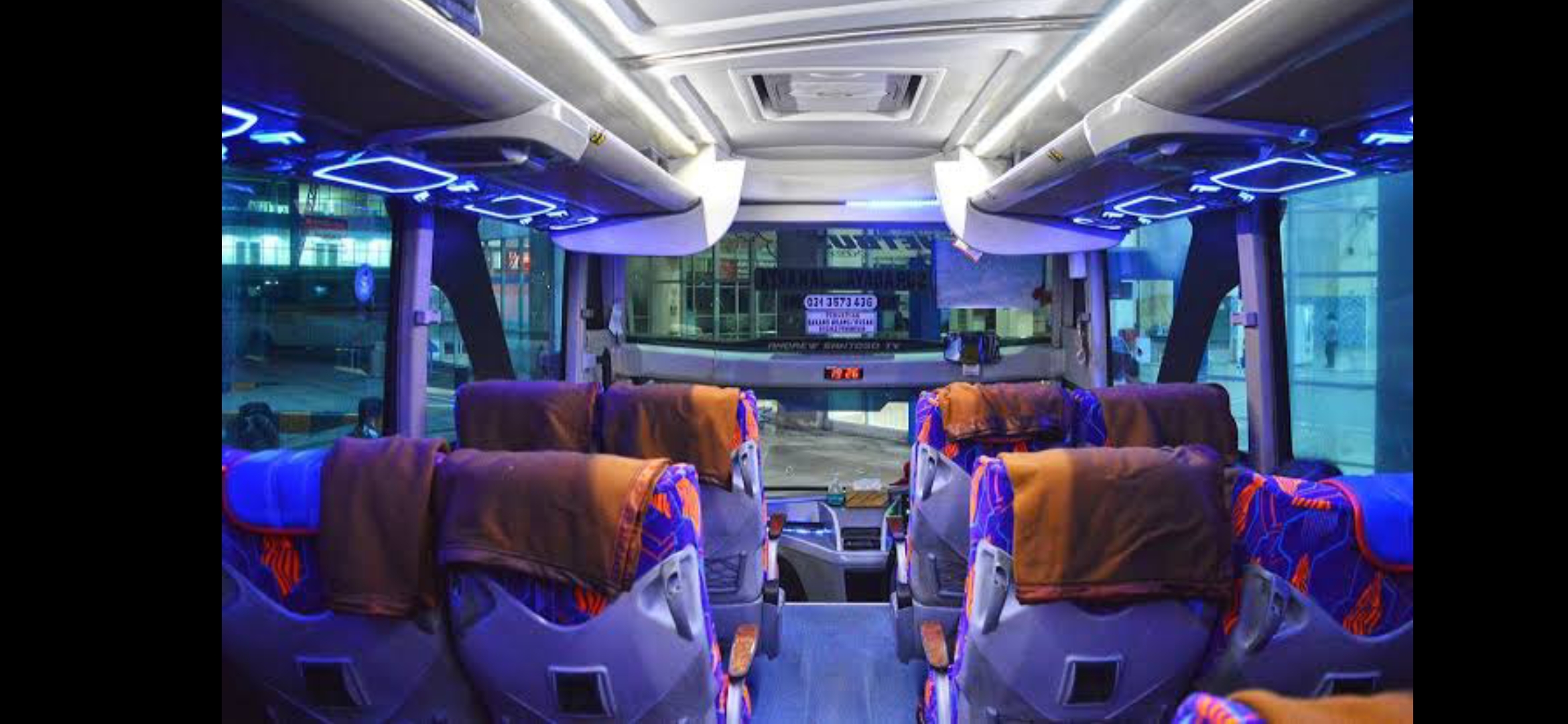 Interior bus malam kelas eksekutif PO Mawar. Tersedia rute Jakarta-Surabaya.