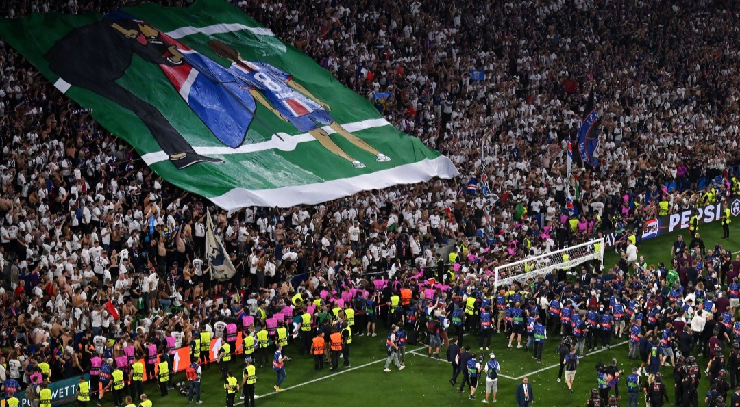 Luis Enrique tersentuh tifo pendukung PSG untuk mendiang putrinya, Xana.