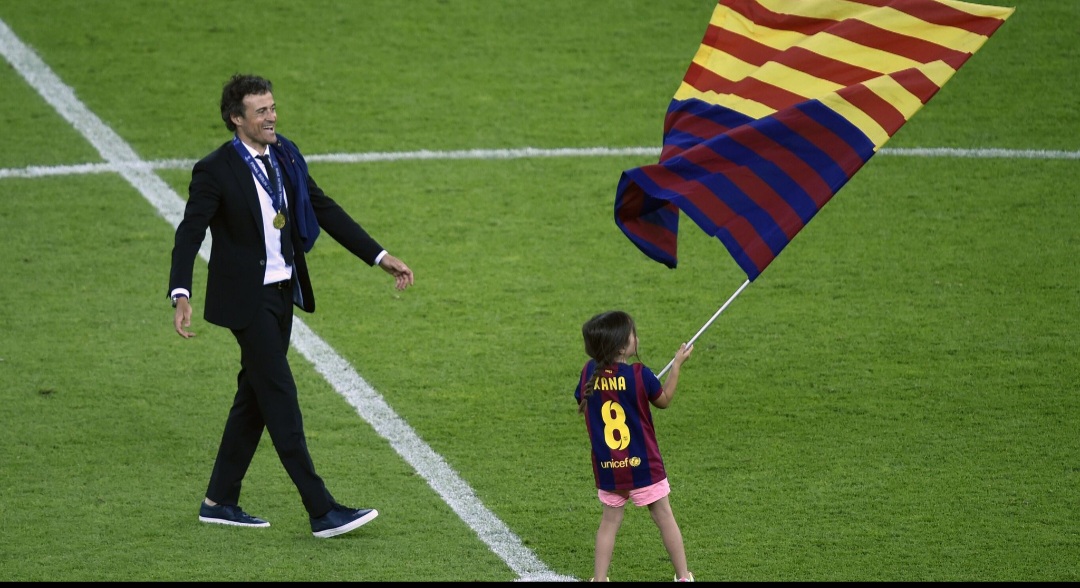 Xana semasa hidup memegang bendera Barcelona ditemani Luis Enrique, ayahnya.