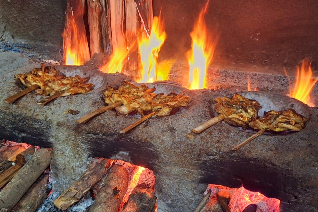 Proses memasak ayam panggang Bu Setu Gandu masih tradisional dan otentik.