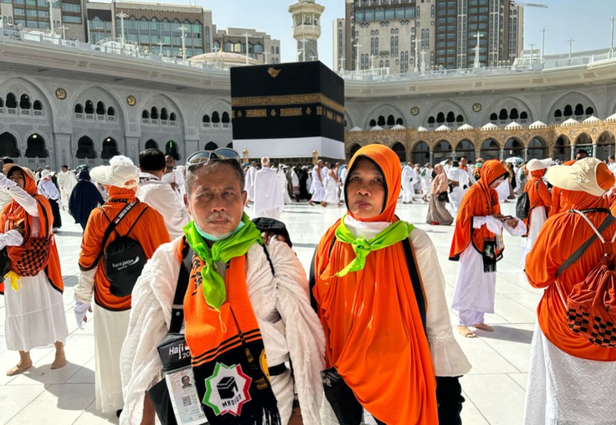 Ujud Pranoto, 61, dan istrinya Sariyati, 50 menjalani aktivitas ibadah menjelang puncak haji di Masjidilharam, Minggu (1/6). FOTO: ISTIMEWA