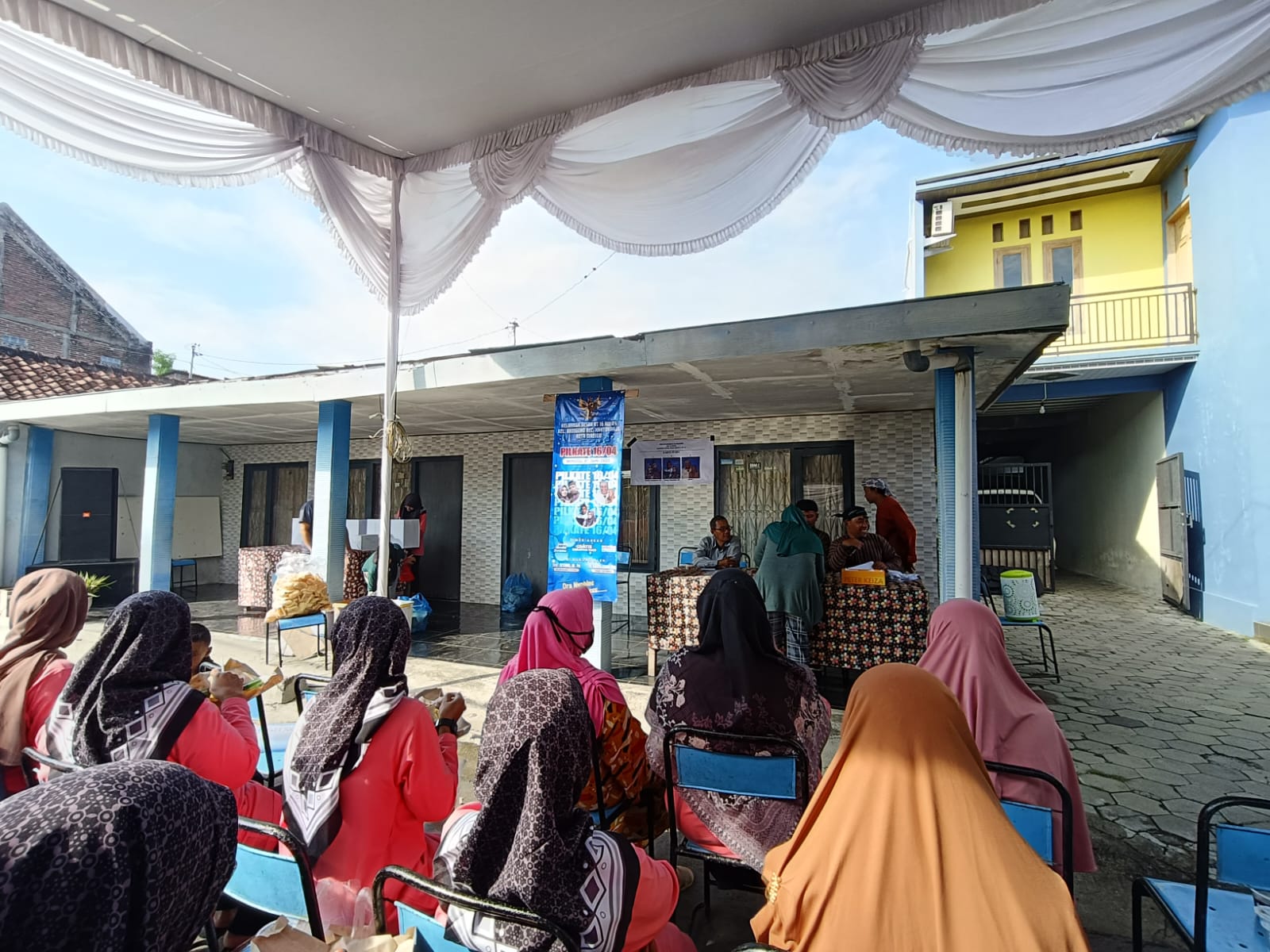 Pemilihan Ketua RT 16 RW 4 Kanigoro digelar layaknya pemilu umum, lengkap dengan bilik suara dan hadiah nasi bungkus. FOTO: HENGKY RISTANTO/RADAR MADIUN