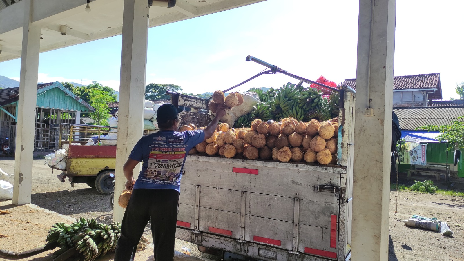 Harga kelapa di Pasar Bangsri, Pacitan, melonjak hingga Rp 12 ribu per butir akibat minimnya pasokan dan tingginya permintaan. FOTO: NUR CAHYONO/RADAR PACITAN