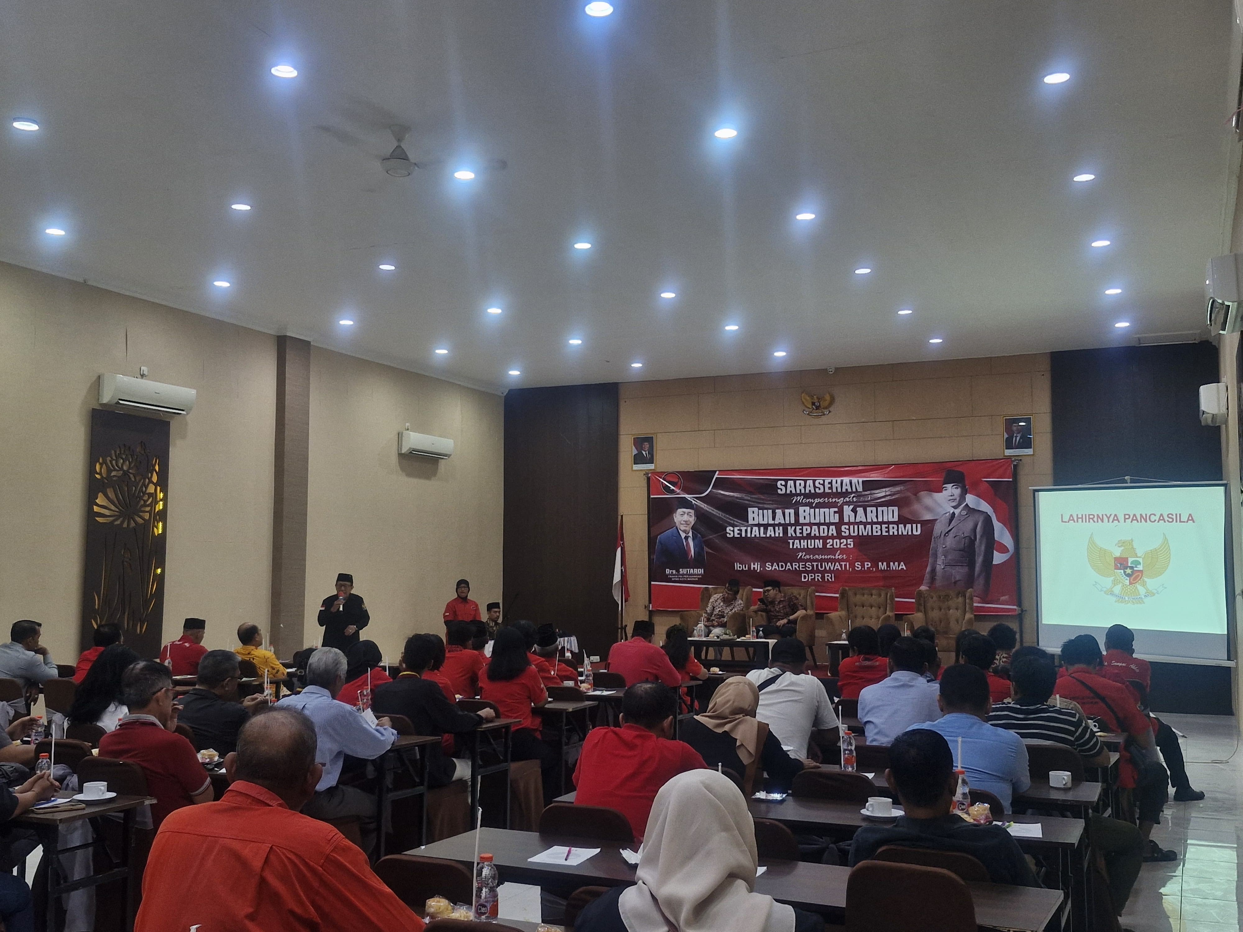 Sutardi dan kader PDIP serta masyarakat gelar sarasehan Bulan Bung Karno peringati Hari Lahir Pancasila di RM Pemuda, Minggu (1/6). FOTO: ISTIMEWA