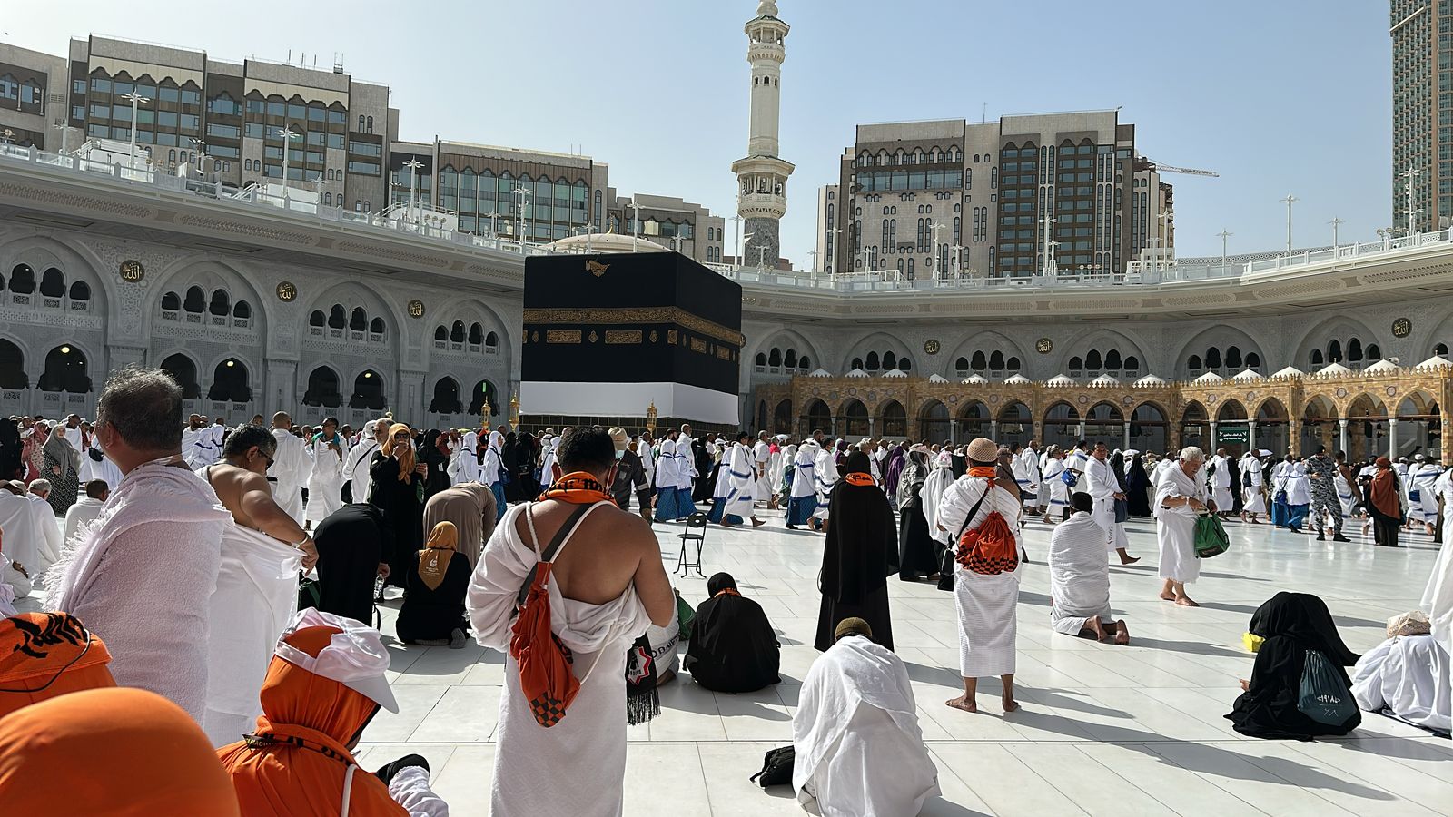 Para jemaah haji Kota Madiun saat menjalani aktivitas ibadah di Kakbah, kompleks Masjidilharam menjelang Armuzna. FOTO: ISTIMEWA