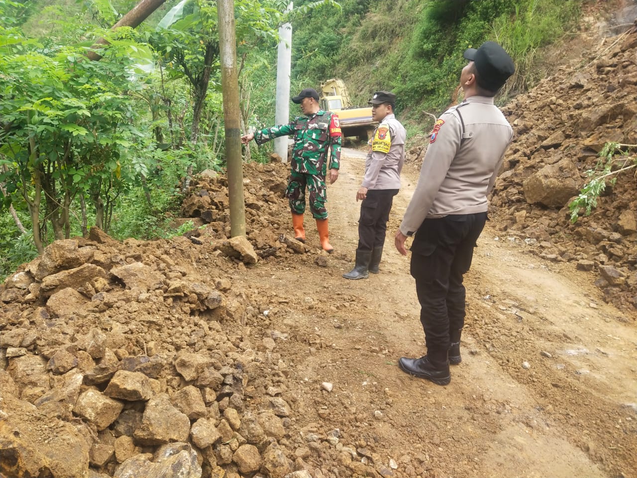 Anggota Koramil dan Polsek Arjosari mengecek titik lokasi longsor di seputaran Waduk Tukul, Minggu (1/6). FOTO: ISTIMEWA