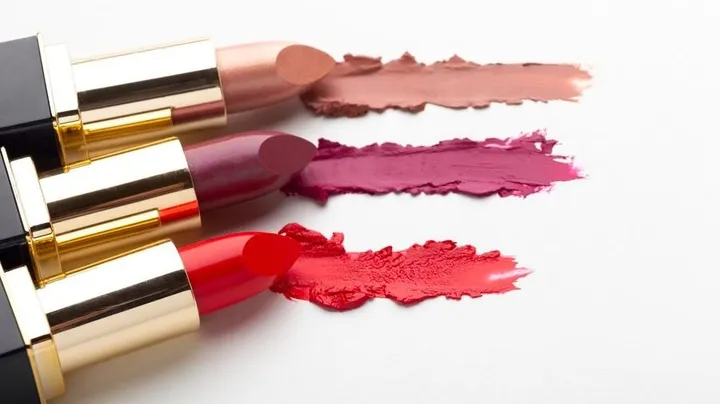 Ilustrasi cara mengembalikan lipstik matte yang mengering.
