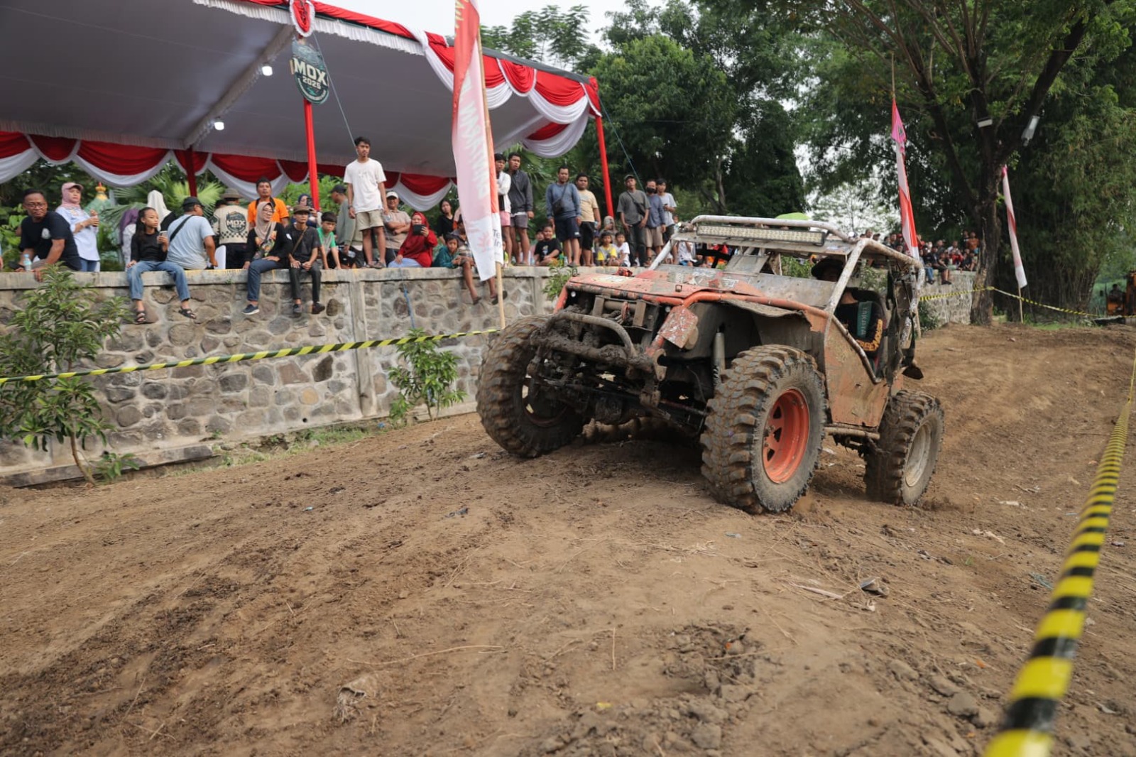 Penutupan MOX Lawu Wilis 2025 dimeriahkan uji ketangkasan offroad di Taman Bantaran, Minggu (1/6). FOTO: DISKOMINFO UNTUK RADAR MADIUN