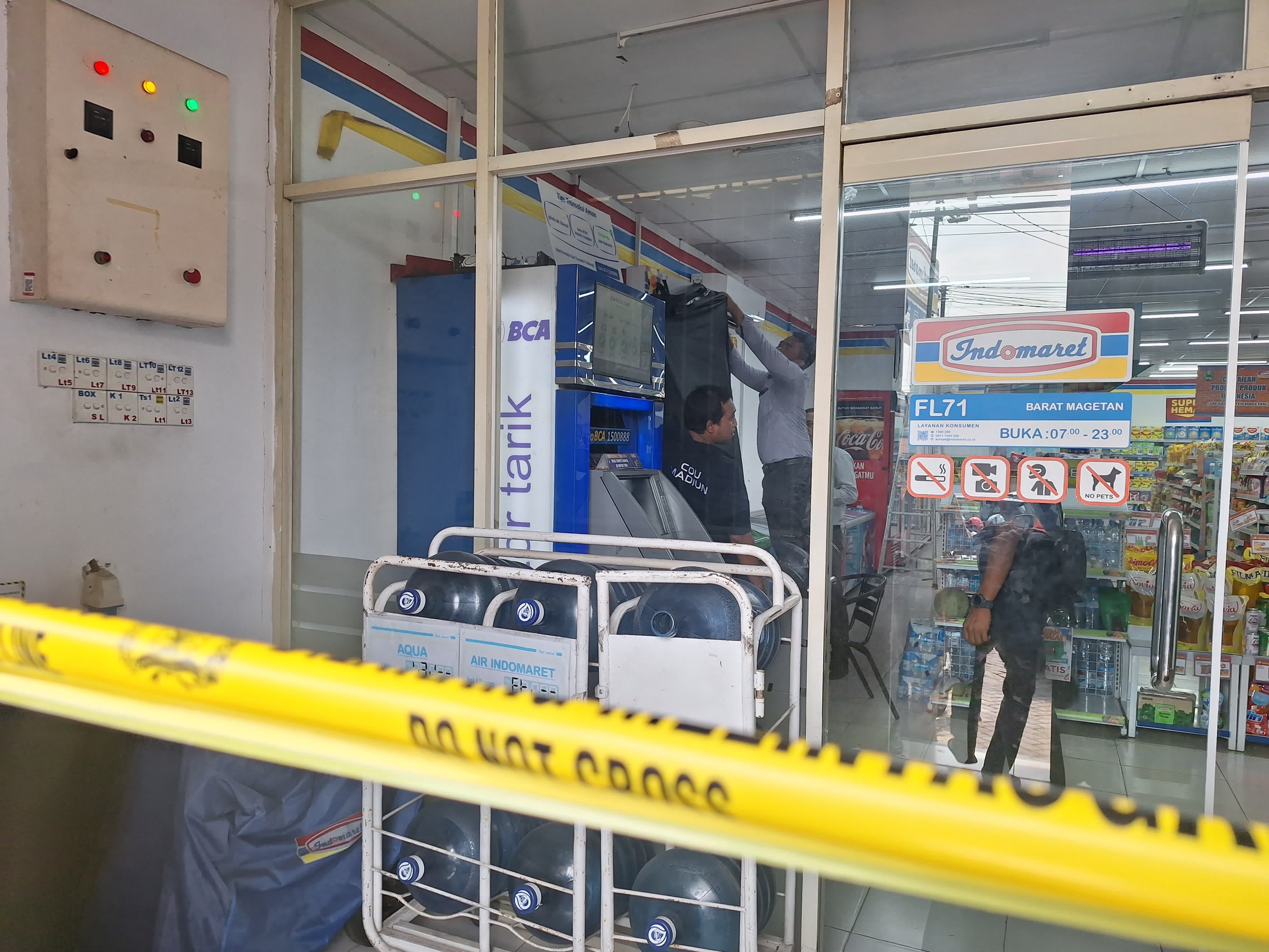 Petugas kepolisian mendalami kasus pembobolan mesin ATM BNI di minimarket Mangge, Kecamatan Barat. Kerugian ditaksir ratusan juta. FOTO: AJI PUTRA/RADAR MAGETAN