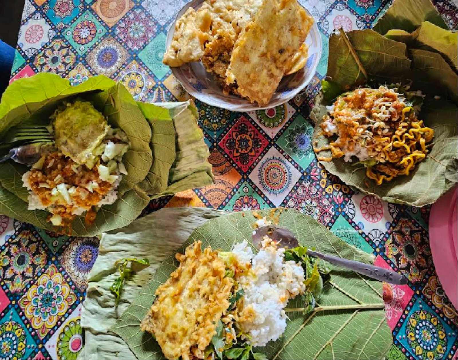 Kuliner legendaris Sego Pecel Mbok Rah Ponorogo selalu ramai karena sambalnya nendang.