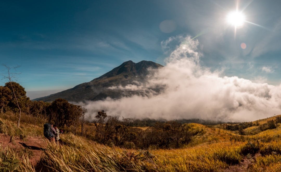 Ingin ke gunung tapi gak mau capek? Puncak Mongkrang di Lawu cocok untuk pemula dan keluarga.