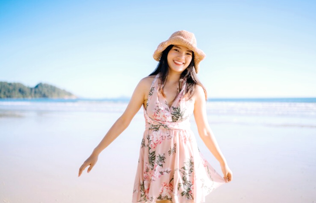 Ilustrasi outfit ke pantai stylish dan nyaman.