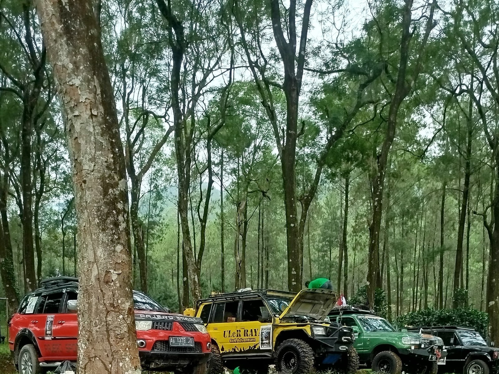 Komunitas pecinta mobil adventure saat menginap di kawasan Segawen Park, Desa Ngrayudan, Kecamatan Jogorogo, Jumat lalu. FOTO: ISTIMEWA