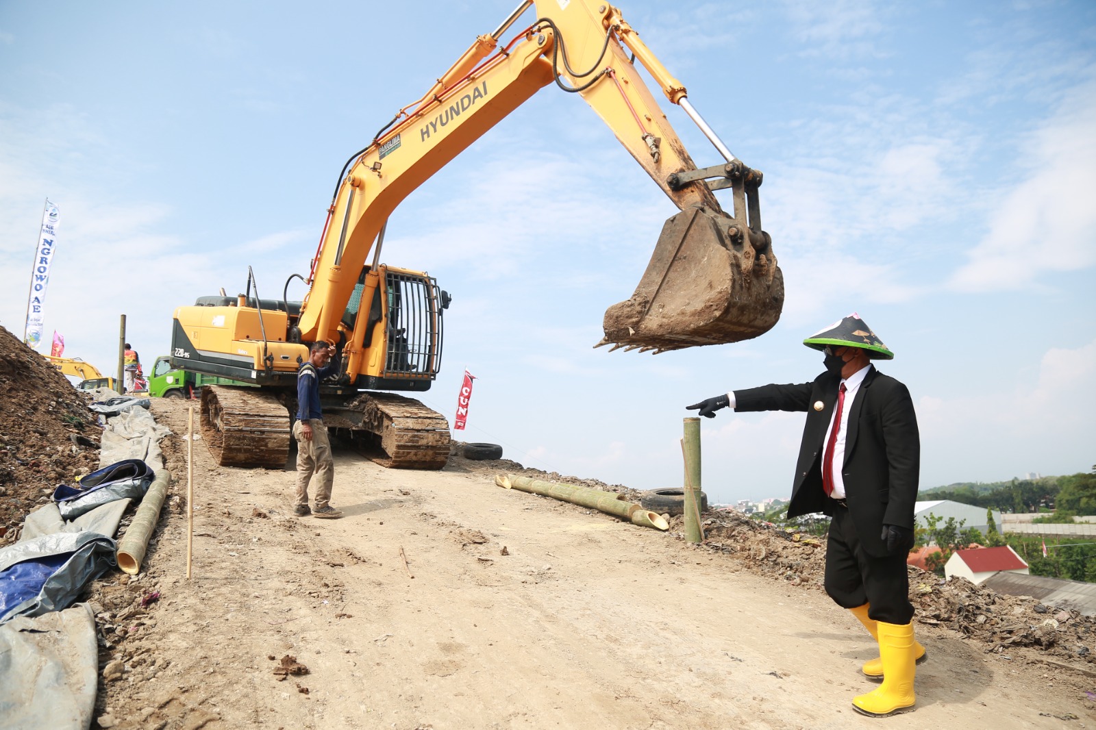 Wali Kota Madiun Maidi saat mengecek pengurukan dan penanaman tanaman di zona pasif TPA Winongo, kemarin (2/6). FOTO: BAGAS BIMANTARA/RADAR MADIUN