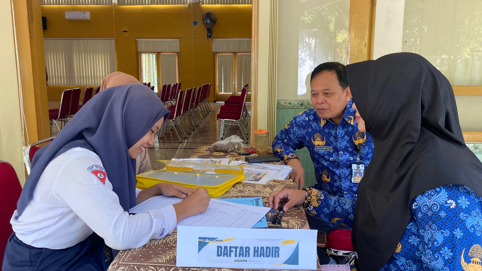 Calon peserta didik baru melakukan pengambilan PIN SPMB tahun ajaran 2025/2026 di SMAN 2 Mejayan, kemarin (2/6). FOTO: DIAN RAHAYU/RADAR CARUBAN