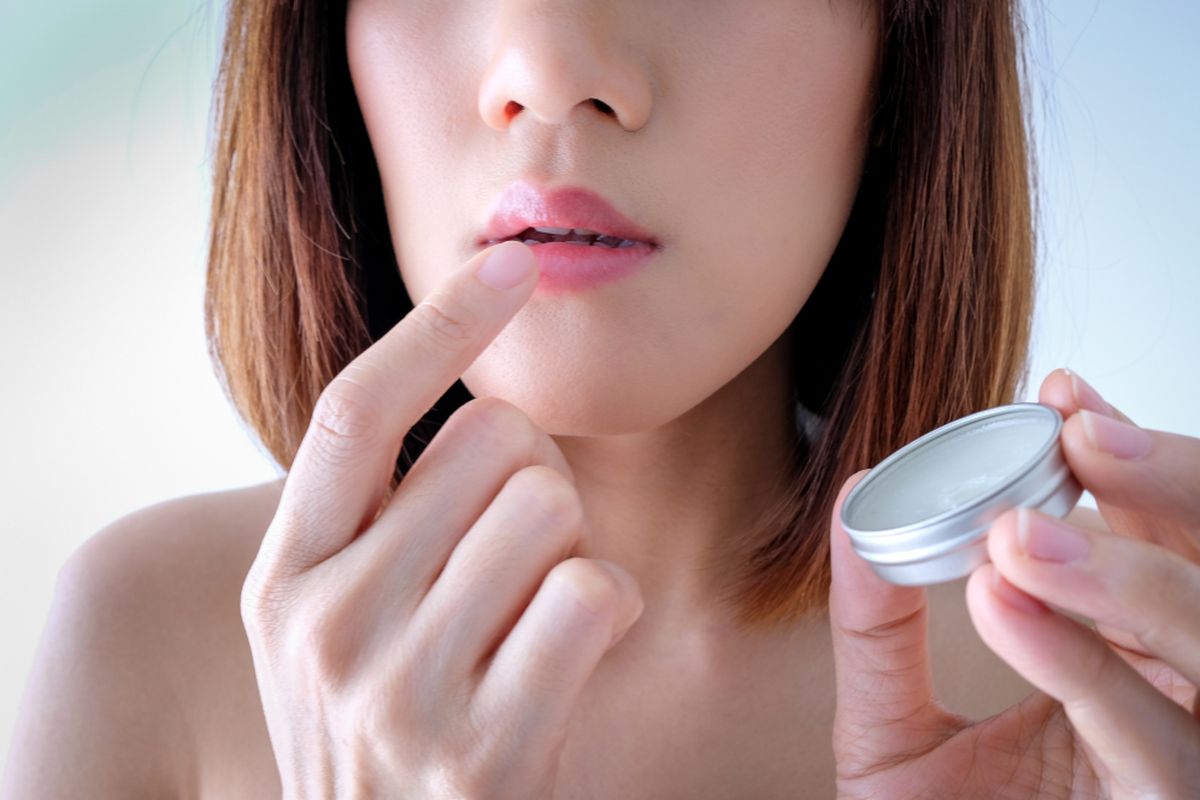 Ilustrasi memakai lip balm secara benar.