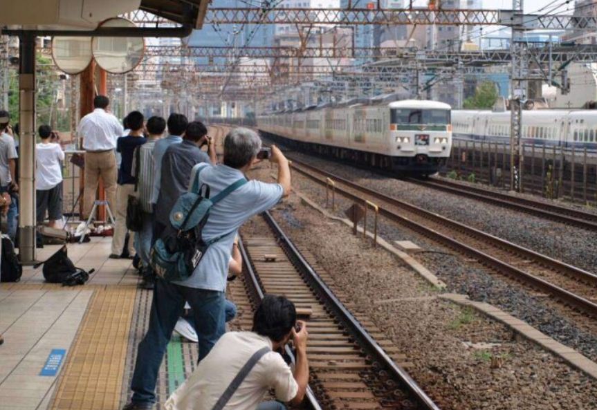 Ilustrasi penggemar fotogorafi kereta api alias para railfans, di Jepang.