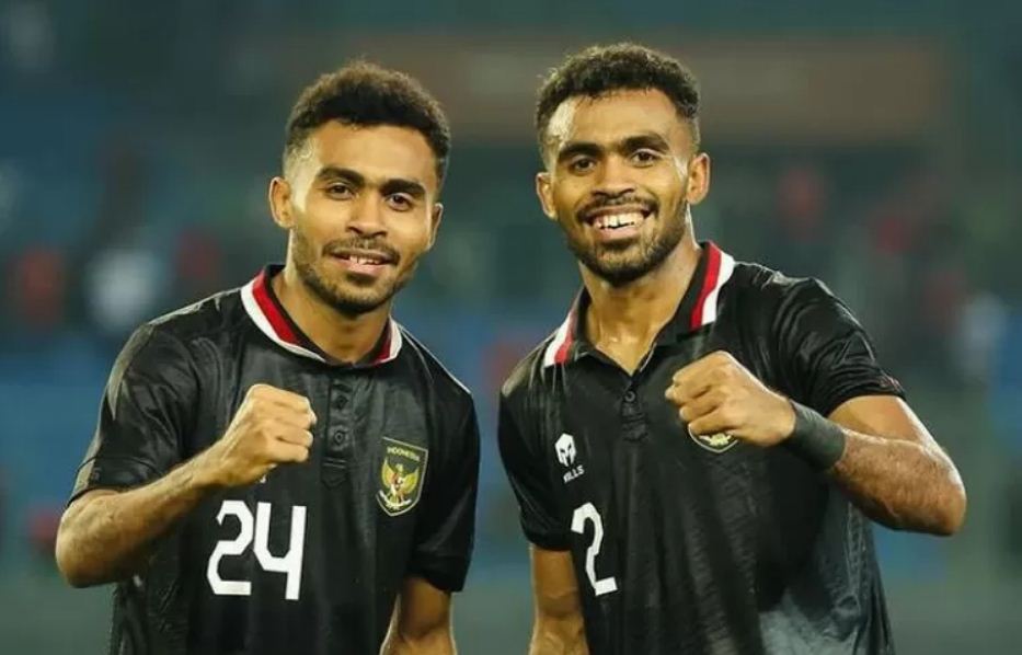 Yakob Sayuri dan Yance Sayuri, dua punggawa Timnas Indonesia.