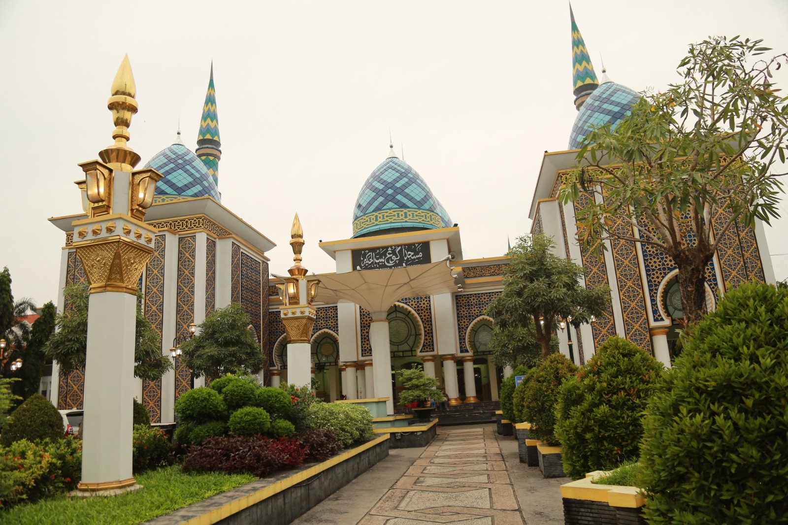 Pelaksanaan salat Idul Adha dipusatkan di Masjid Agung Baitul Hakim dan Masjid Az-Zahro serta puluhan titik lainnya di Madiun. FOTO: BAGAS BIMANTARA/RADAR MADIUN