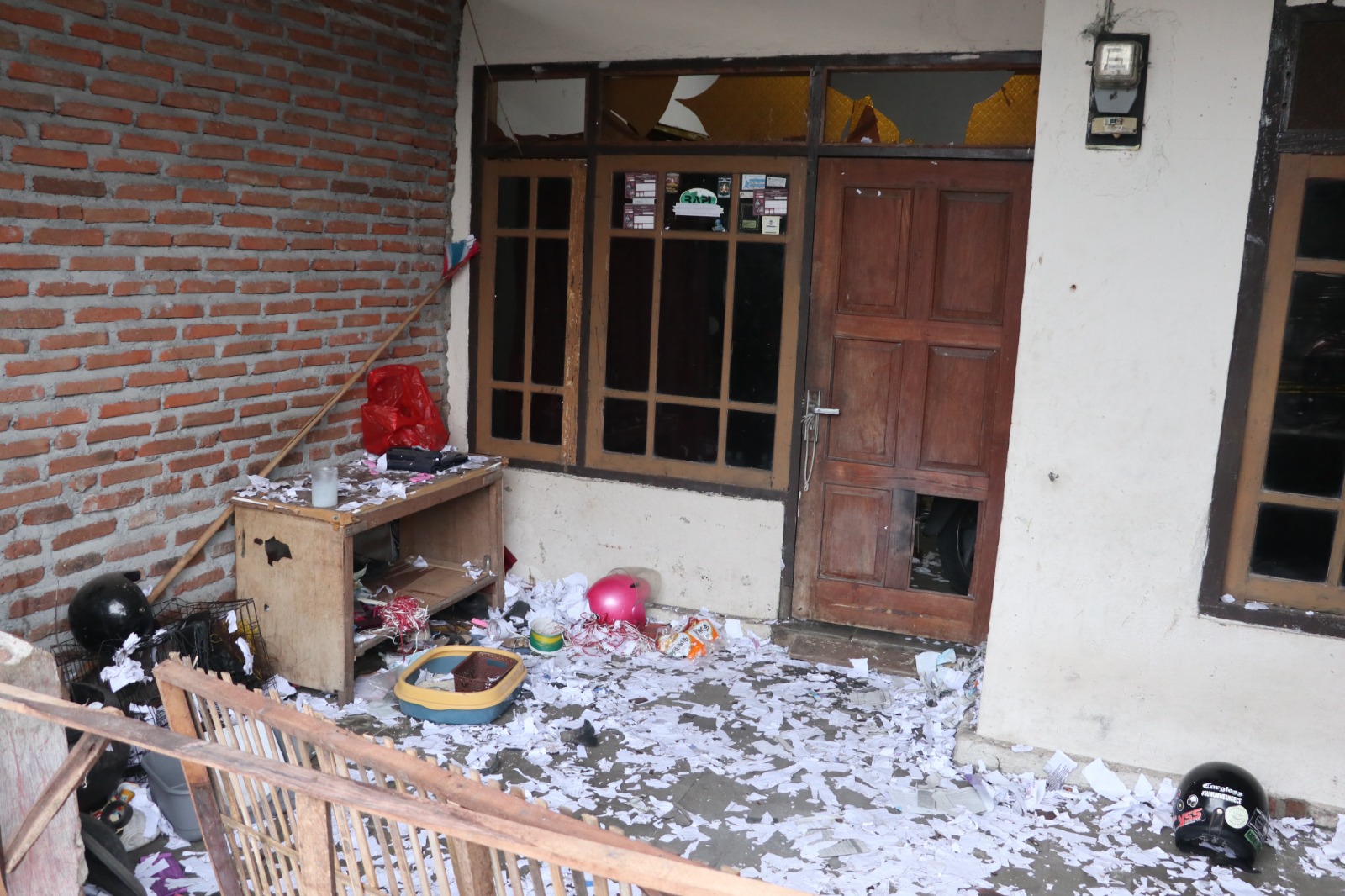 Teras rumah Ismi, lokasi ledakan petasan yang dirakit remaja di Jalan Irawan, Ponorogo, rusak akibat ledakan. DOK RADAR PONOROGO