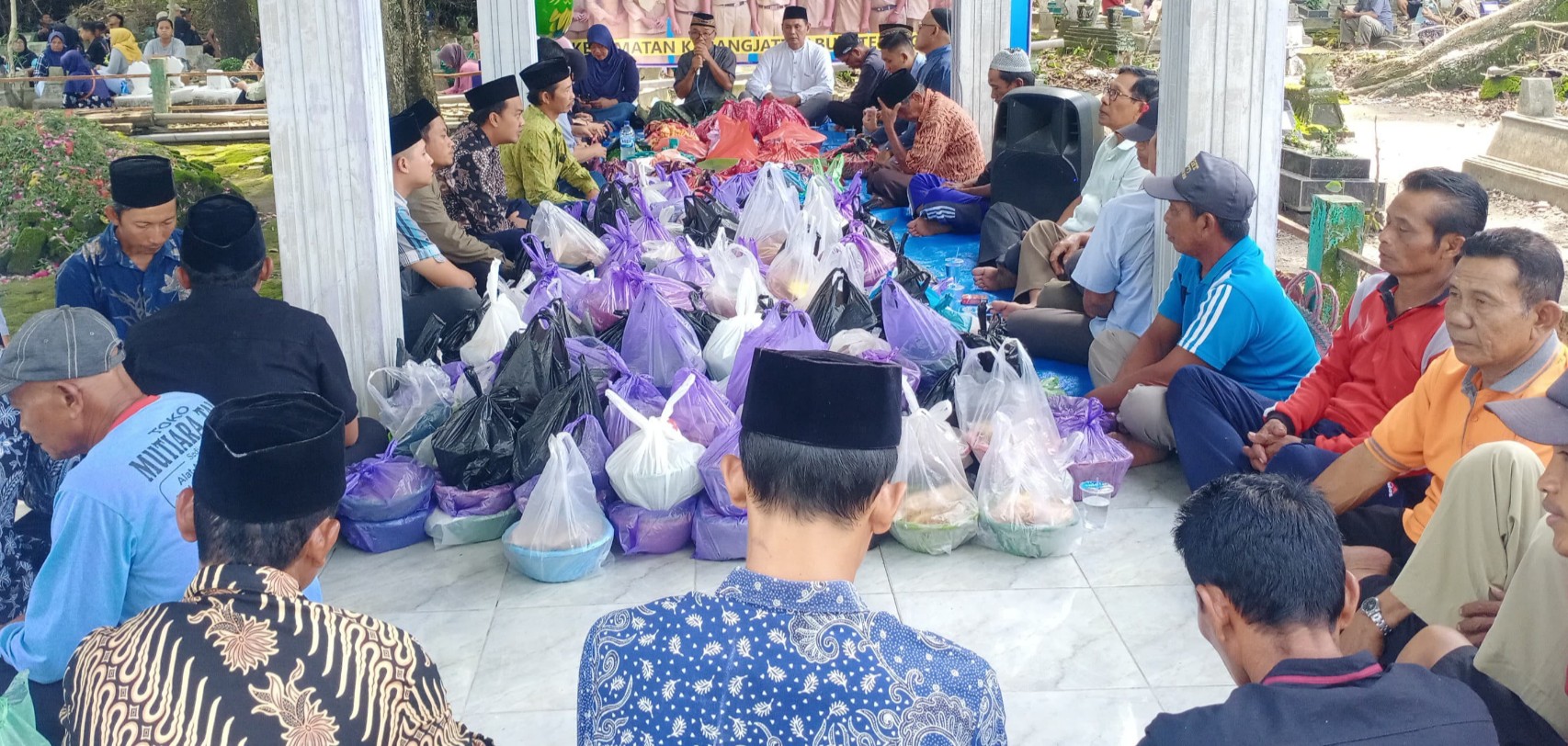 SELAMATAN: Warga Desa Sembung, Kecamatan Karangjati, menggelar kenduri bersama dalam acara Nyadran.