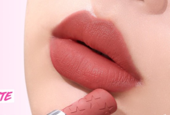 Ilustrasi rekomendasi lipstik Dazzle Me yang murah tapi mewah.