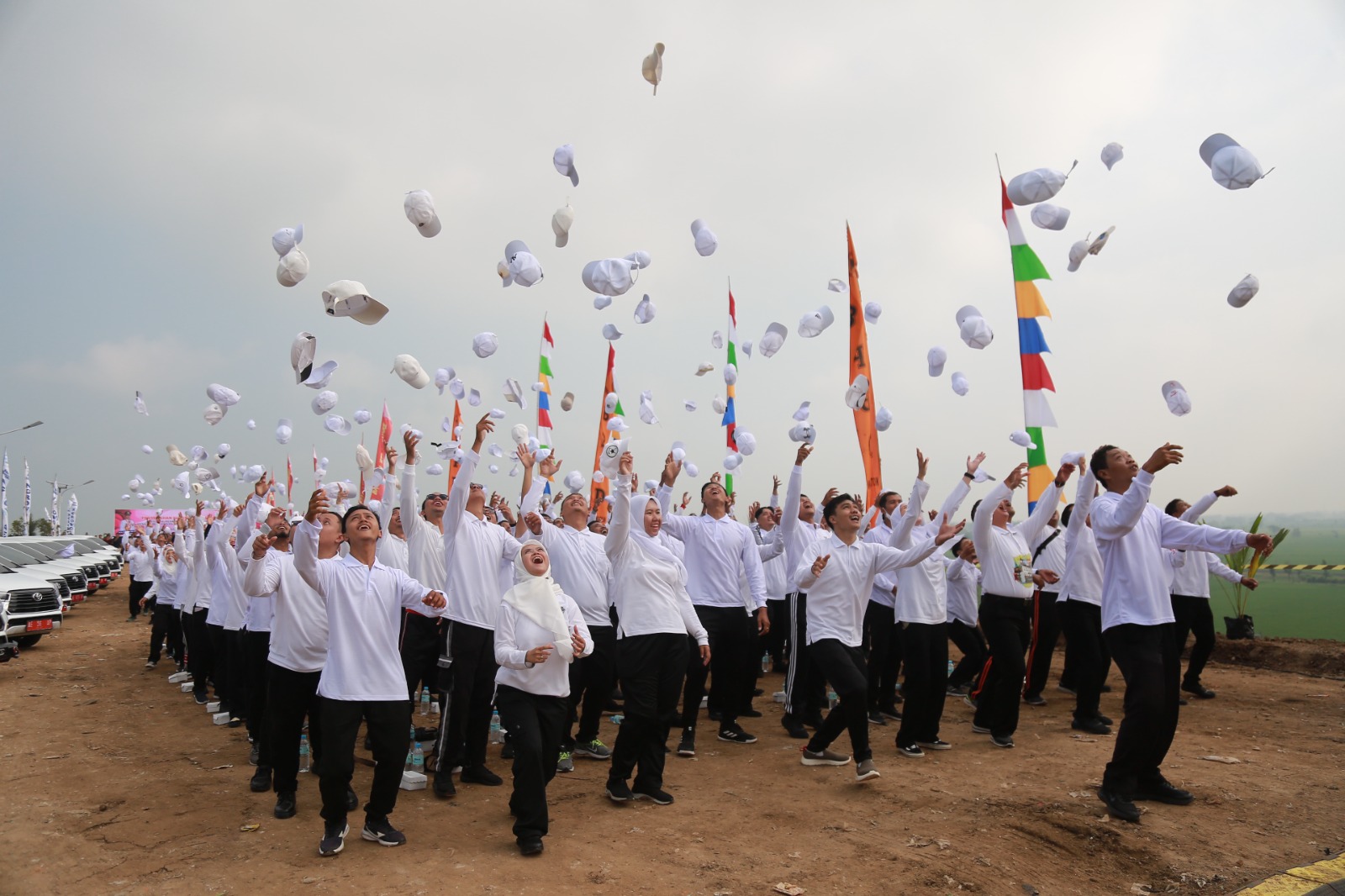 Para ASN baru merayakan pengangkatan mereka dengan antusias usai penyerahan SK di TPA Winongo, kemarin (3/6). FOTO: BAGAS BIMANTARA/RADAR MADIUN