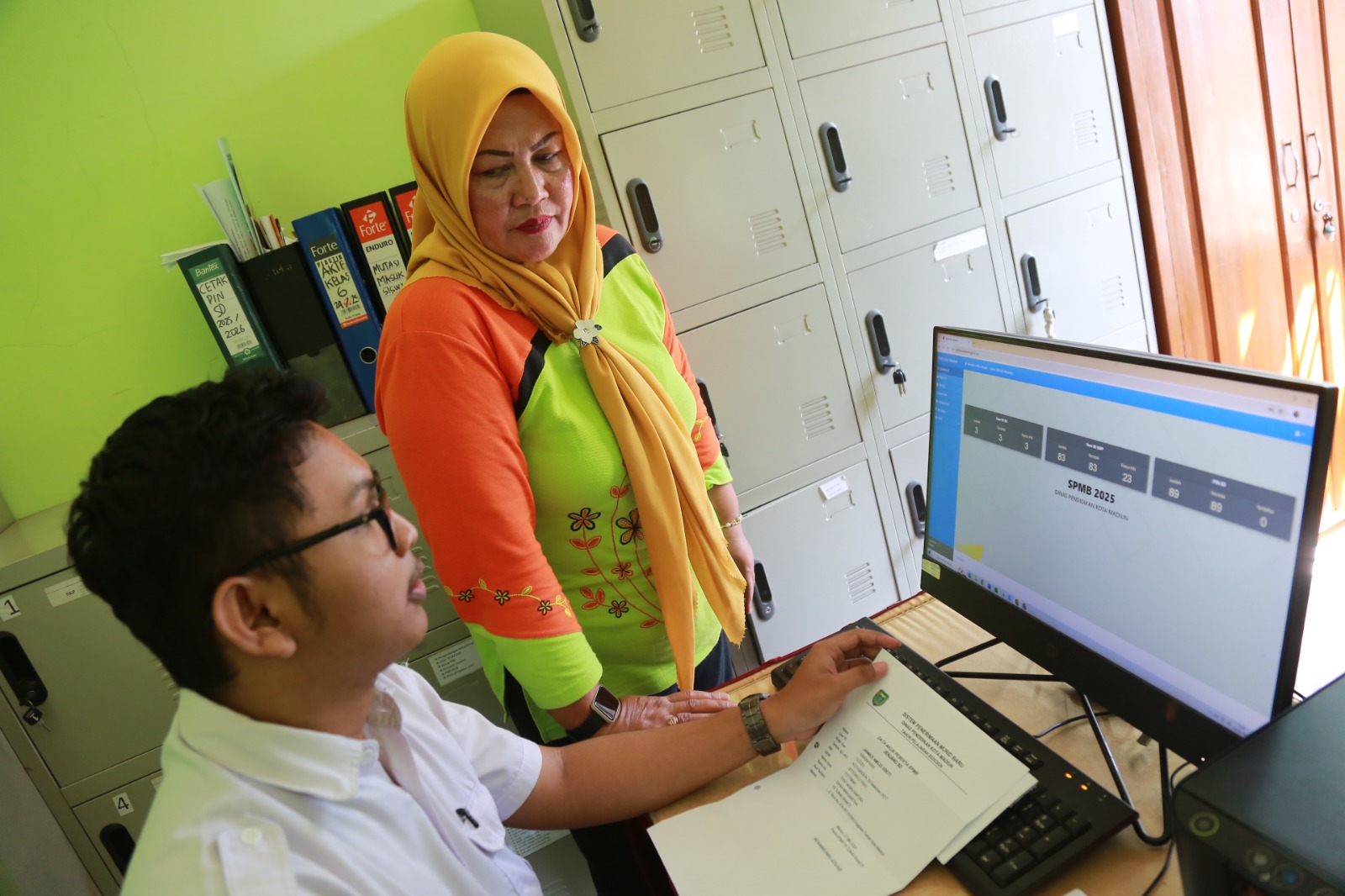 Proses pengambilan PIN untuk calon siswa SMP di SDN 02 Mojorejo, Selasa (3/6). FOTO: BAGAS BIMANTARA/RADAR MADIUN
