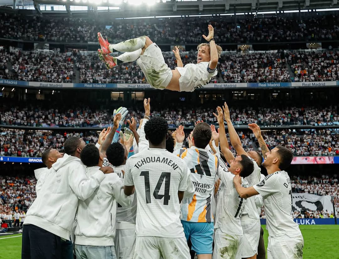 Momen haru perpisahan legenda hidup Real Madrid Luka Modric di Stadion Bernabeu.