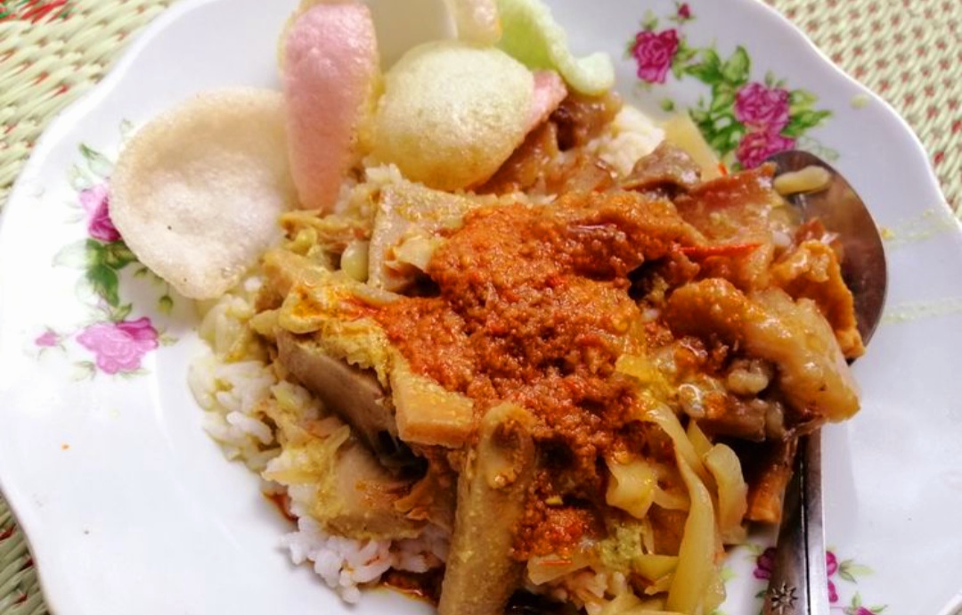 Kalau liburan ke Semarang jangan lupa mencoba nasi koyor, kuliner khas setempat.