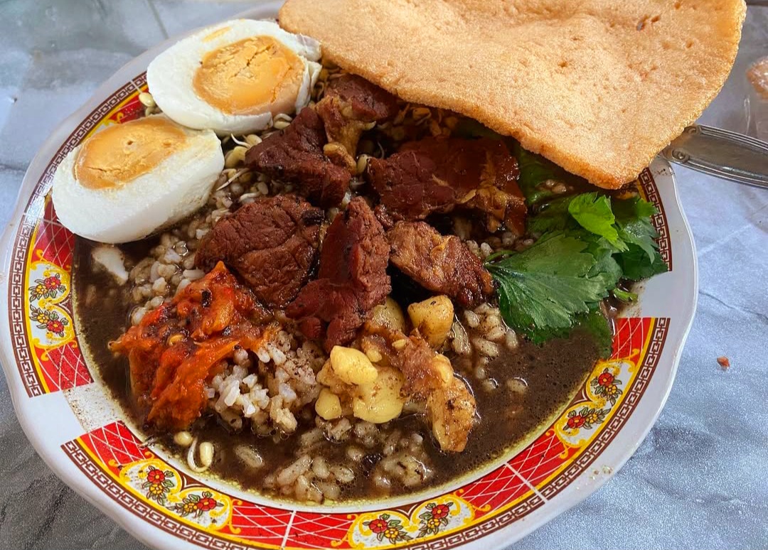 Rawon Milangasri, kuliner jujukan wisatawan saat liburan.