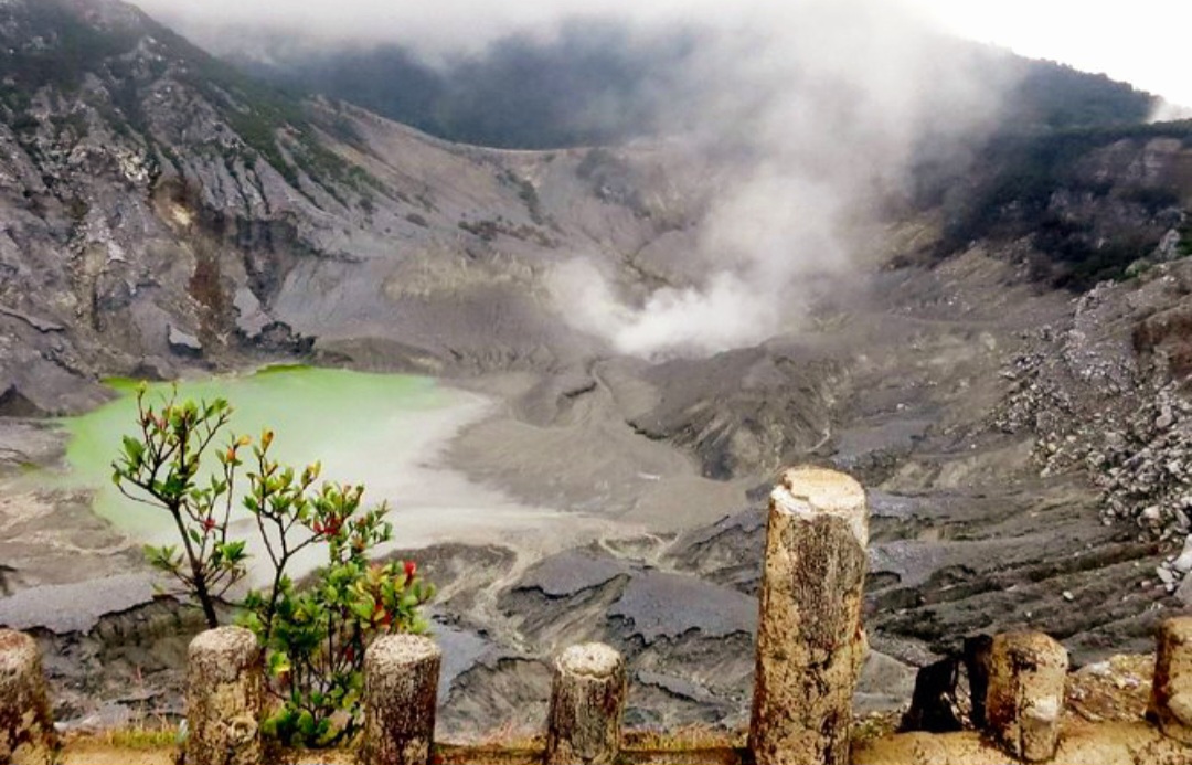 Aktivitas Gunung Tangkuban Parahu meningkat.