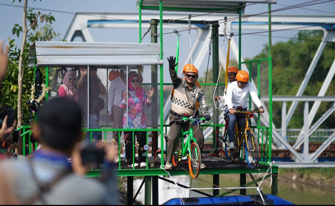 Wali kota Madiun Dr. Maidi dan Wawali F Bagus Panuntun merasakan sensasi naik sepeda layang hadir di Kampung Pesona Madiun.