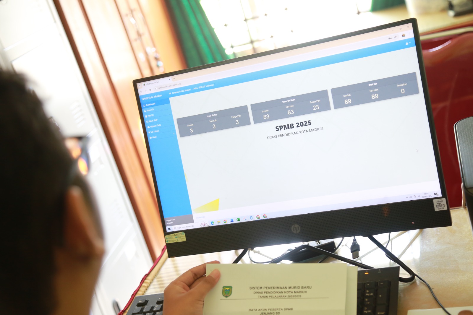 Pelaksanaan SPMB SD dan SMP Negeri di Kota Madiun dimulai dengan melakukan proses pengambilan PIN pendaftaran. FOTO: BAGAS BIMANTARA/RADAR MADIUN